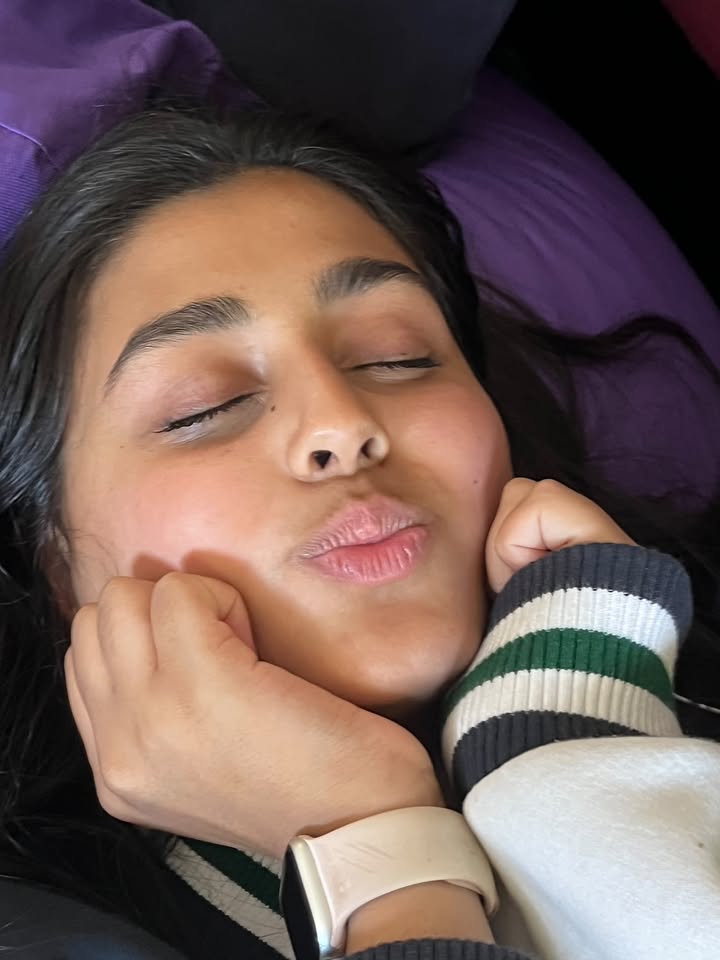 Portrait of Kaeya lying against a purple backdrop